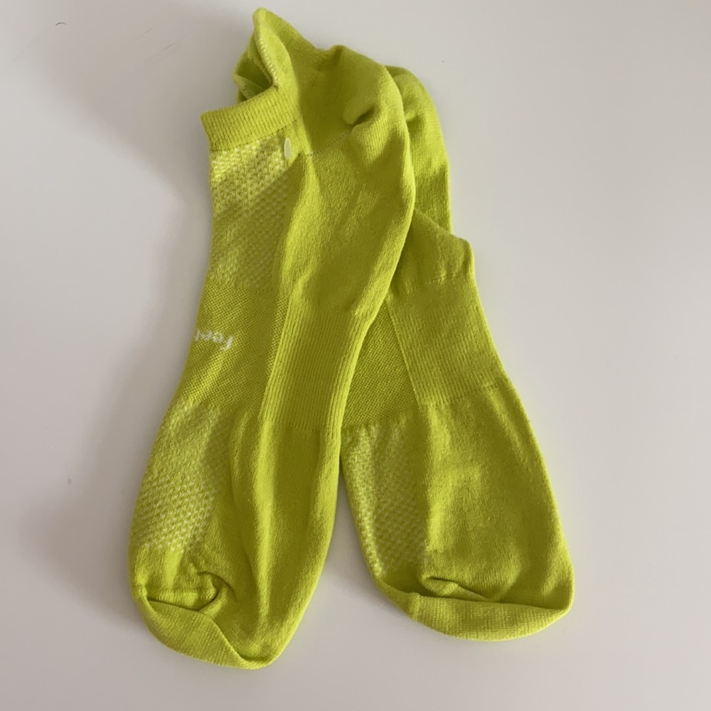 FEETURES High Performance LowCut NoShow Tab Socks - Picture 3 of 5